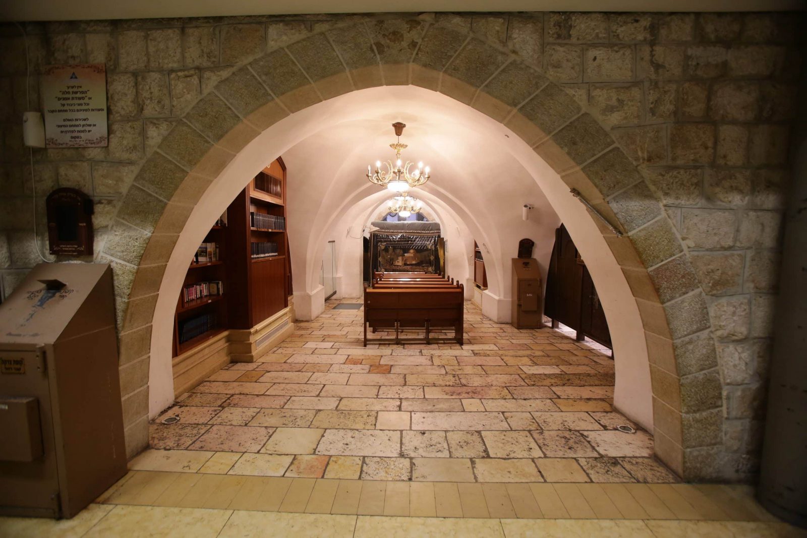 Interior do santuário da Matriarca Raquel em Belém